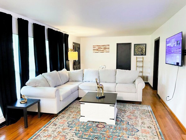 Smart-tv, een open haard en boeken