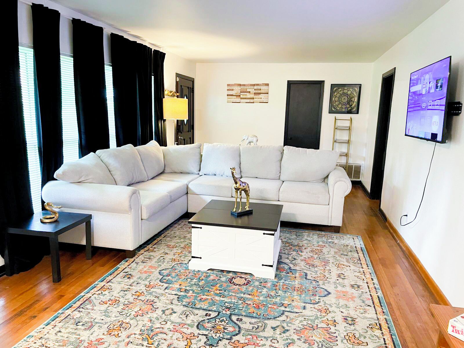 Smart TV, chimenea y libros 