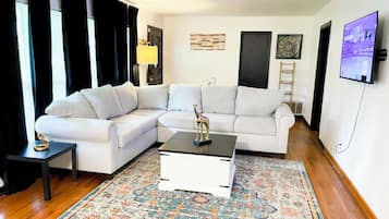 Älytelevisio, takka, kirjoja