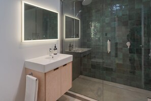 Shower, hair dryer, towels, toilet paper - Modern City Apartment - Car Park + Rooftop Balcony (Nelson)