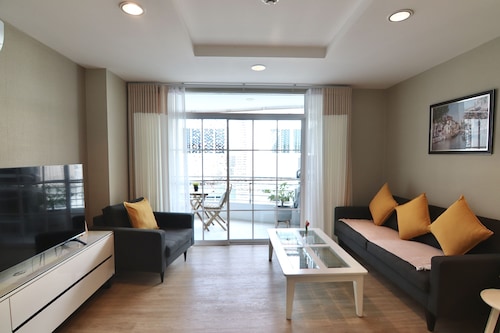 A Cozy and Spacious Beachfront Condo with only One Minute walk to the beach!