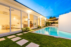 Outdoor pool - Casa Blanca Villa by Betterplace (Pecatu)