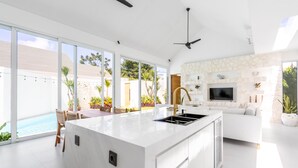 Vila Mewah | Dapur kecil pribadi | Lemari es, oven, pemanggang roti, dan peralatan masak/sendok-piring