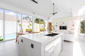 Villa de lujo | Cocina básica privada | Frigorífico, horno, tostadora y utensilios de cocina