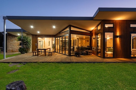 Outdoor dining. Unique & Modern Farm Stay ~ Pool & Foosball ~ Yard
