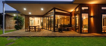 Prestige Farm Stay ~ Pool & Foosball ~ Yard