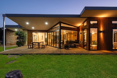 Prestige Farm Stay ~ Pool & Foosball ~ Yard