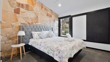 5 bedrooms, desk, iron/ironing board, free WiFi