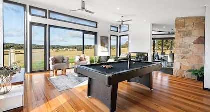 Prestige Farm Stay ~ Pool & Foosball ~ Yard