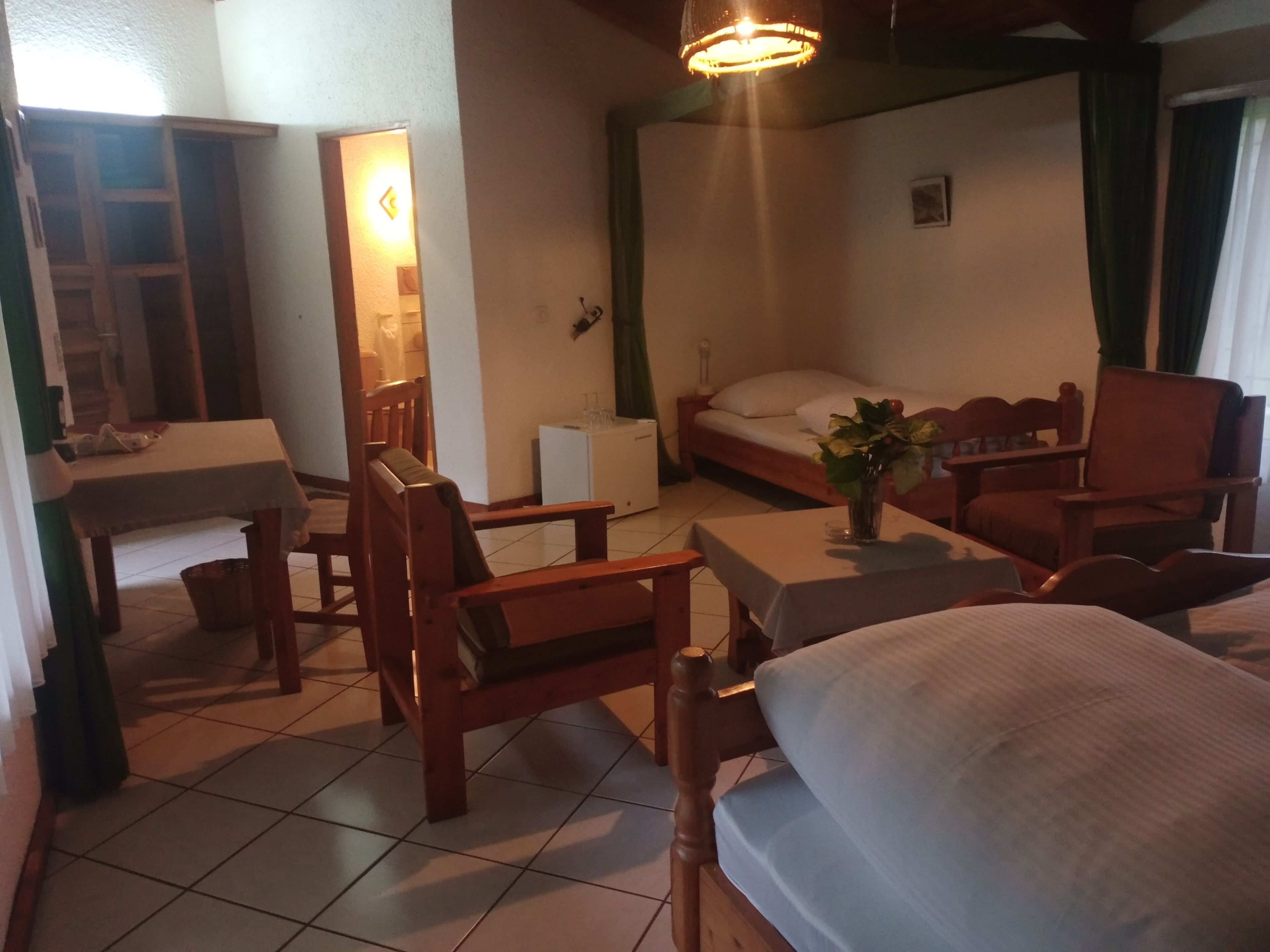 Una habitación acogedora con una cama, un escritorio, una silla y una mesita.