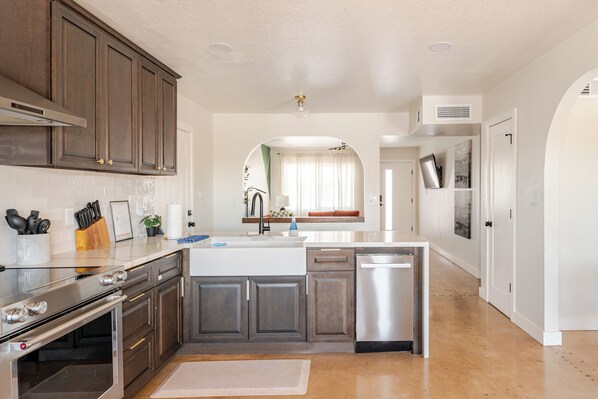 Kylskåp, mikrovågsugn, ugn och spishäll