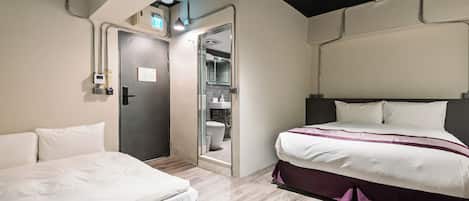 Standaard vierpersoonskamer | Een bureau, verduisterende gordijnen, gratis wifi, beddengoed