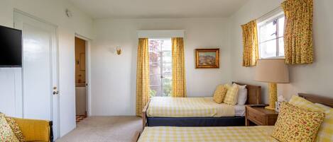 4 bedrooms, desk, iron/ironing board, travel cot