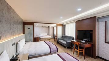 Family Room | Desk, free WiFi, bed sheets