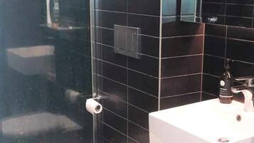 Hårtork, handdukar, tvål och schampo