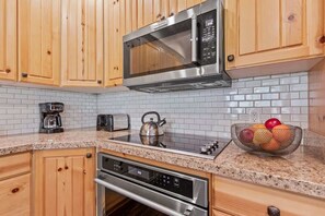 Een koelkast, een microgolfoven, een oven, een kookplaat