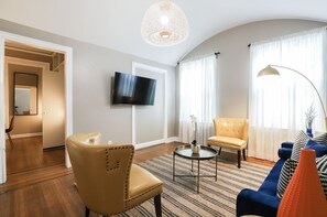 Smart TV - 4BR The Montrose Standard! Luxury Home, Near All! (Houston)