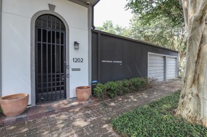 Exterior detail - 4BR The Montrose Standard! Luxury Home, Near All! (Houston)