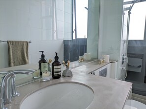 Doccia, asciugacapelli, bidet, asciugamani