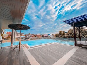 A rooftop pool area with a clear view of the surrounding buildings and sky. - Huern Kan Thong Hotel (Phrae)