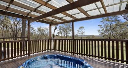 Charming Queenslander Cottage in peaceful setting
