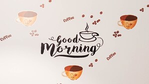 Una pared con un adhesivo de taza de café que dice 'Buenos días', rodeada de granos de café. Abajo, se ve una mesa con mantel floral y una silla.