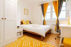 2 bedrooms, in-room safe, iron/ironing board, WiFi - Stylish 2-Bedroom Flat, 1 Min from Earl’s Court Station – Central London (London)