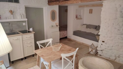 Quiet studio (pedestrian) in the heart of the old village