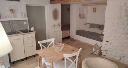 Quiet studio (pedestrian) in the heart of the old village