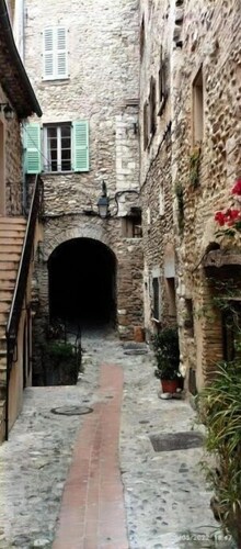 Studio climatisé au calme (piéton) au coeur du vieux village avec Wifi.
