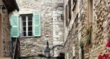 Studio climatisé au calme (piéton) au coeur du vieux village avec Wifi.