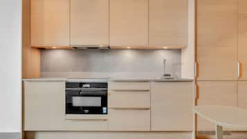 Estudio superior | Cocina privada | Frigorífico grande, microondas, horno y placa de cocina