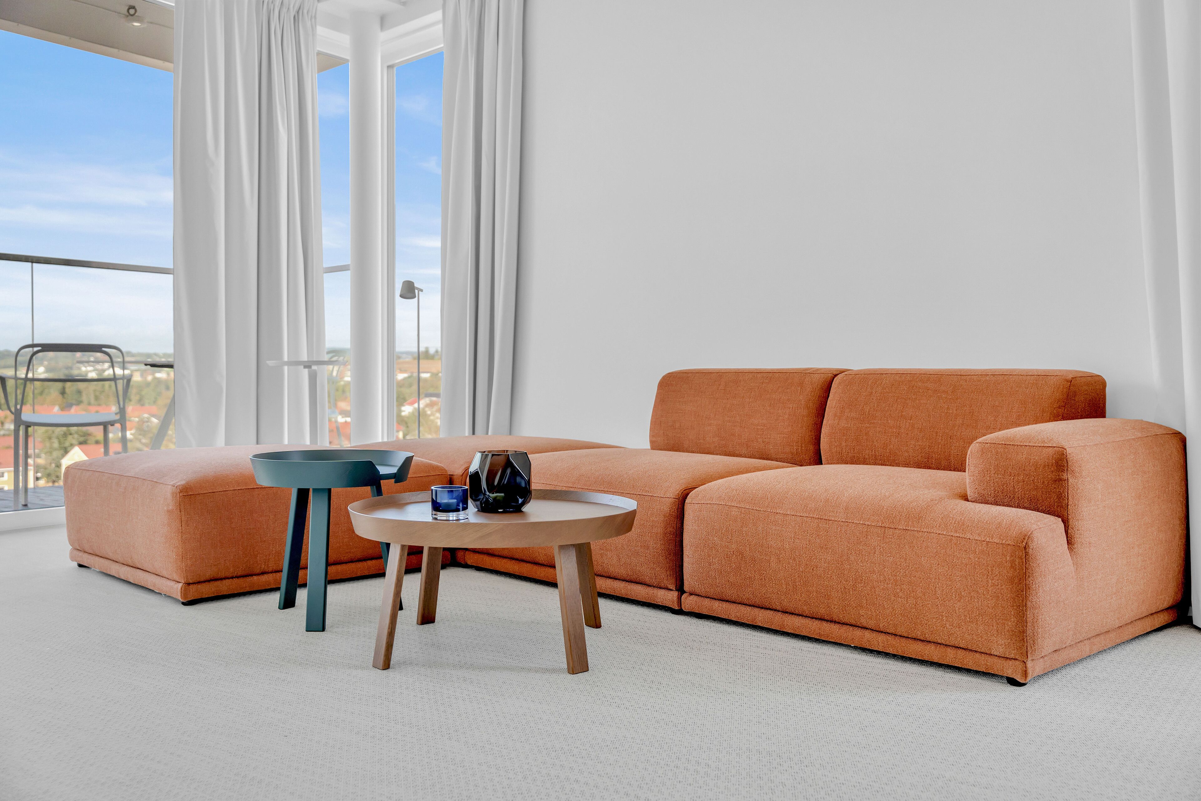 أغطية فراش متميزة وألحفة محشوة بالريش وخزنة داخل الغرفة