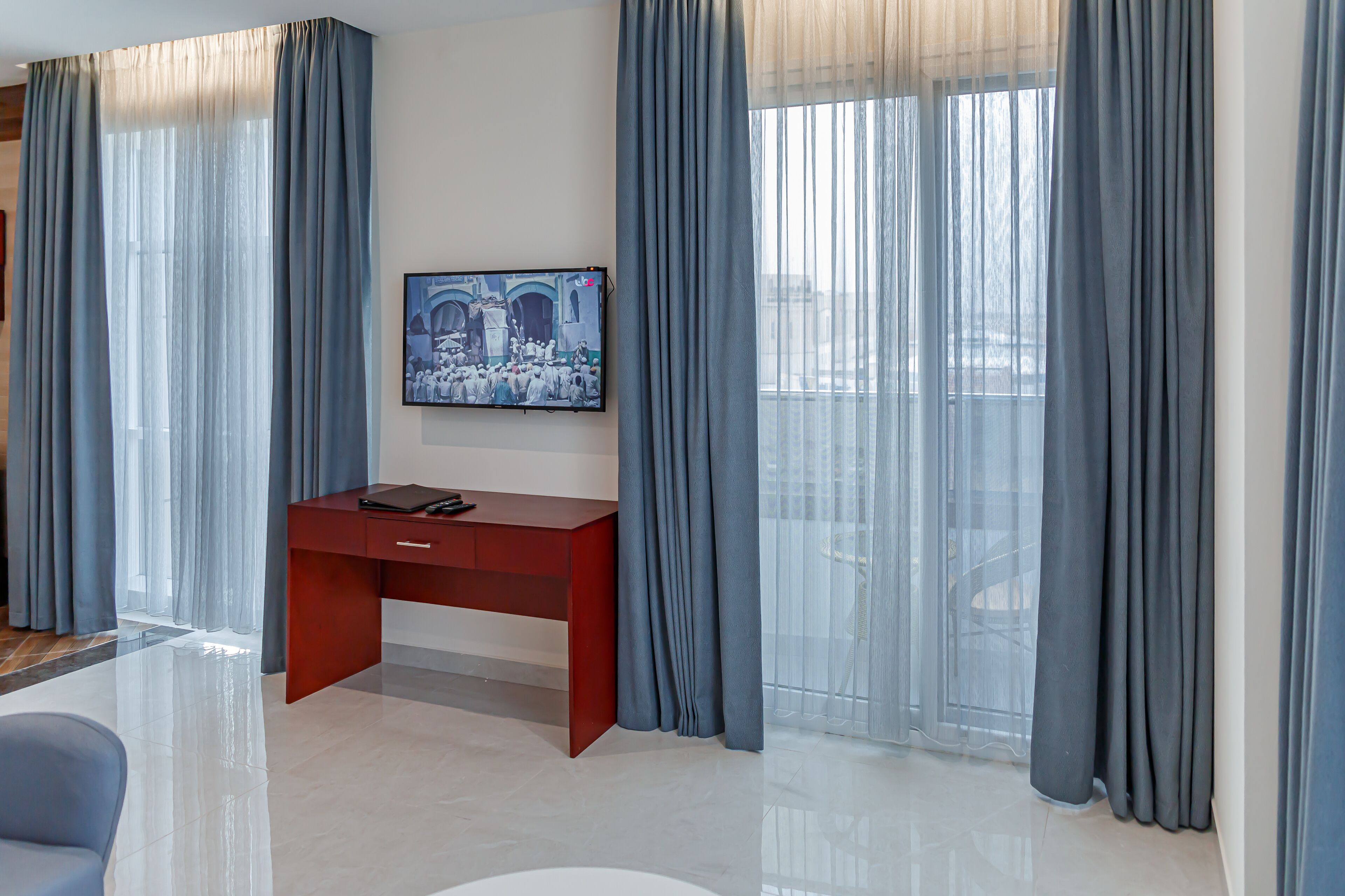 junior suite | hypo-allergenic bedding, down duvets, in-room safe, desk