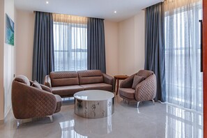 Suite Junior | Literie hypoallergénique, couette en duvet, coffre-fort, bureau