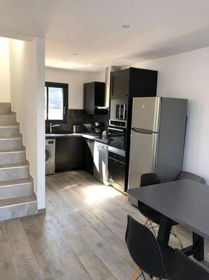 Réfrigérateur, micro-ondes, four, plaque de cuisson