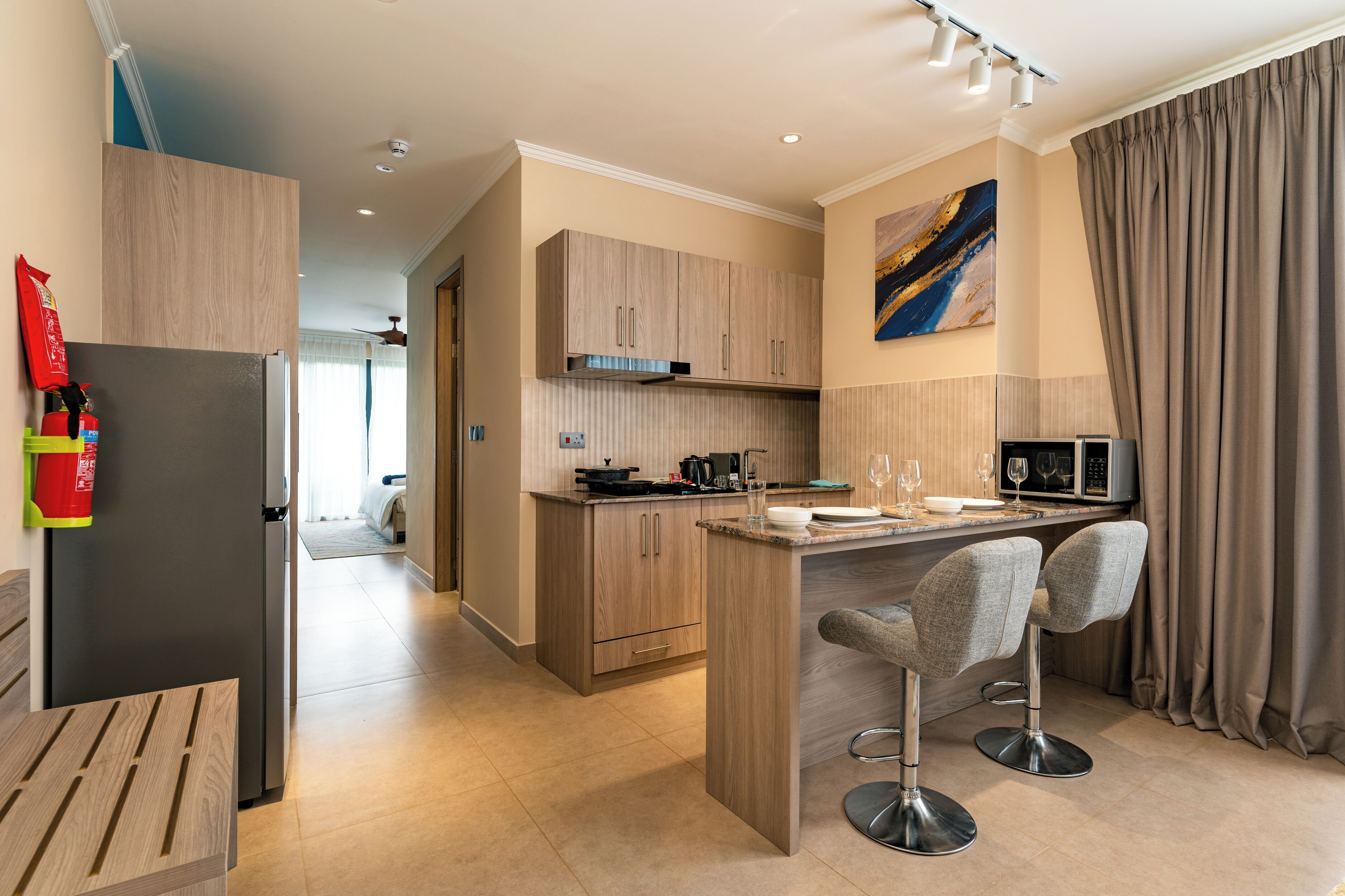 家庭双人房 | 私人简易厨房 | 大冰箱、微波炉、电热水壶、厨具/餐具