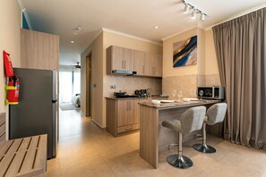 Refrigerador con freezer, microondas, tetera/pava eléctrica