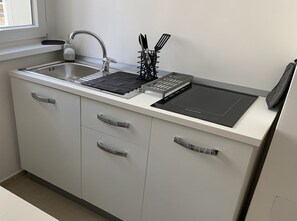 Refrigerador, microondas, parrilla de estufa y tetera eléctrica 