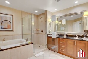 Douche, sèche-cheveux, serviettes fournies
