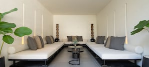Lobby sitting area - Arun Khiri Chiang Mai Hotel (Chiang Mai)