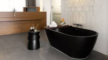 Grand Deluxe Room | Fasilitas kamar mandi | Perlengkapan mandi gratis, pengering rambut, jubah mandi, dan sandal
