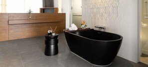 Grand Deluxe Room | สิ่งอำนวยความสะดวกในห้องน้ำ | ของใช้ในห้องน้ำฟรี, ไดร์เป่าผม, เสื้อคลุมอาบน้ำ, รองเท้าสวมภายในห้อง