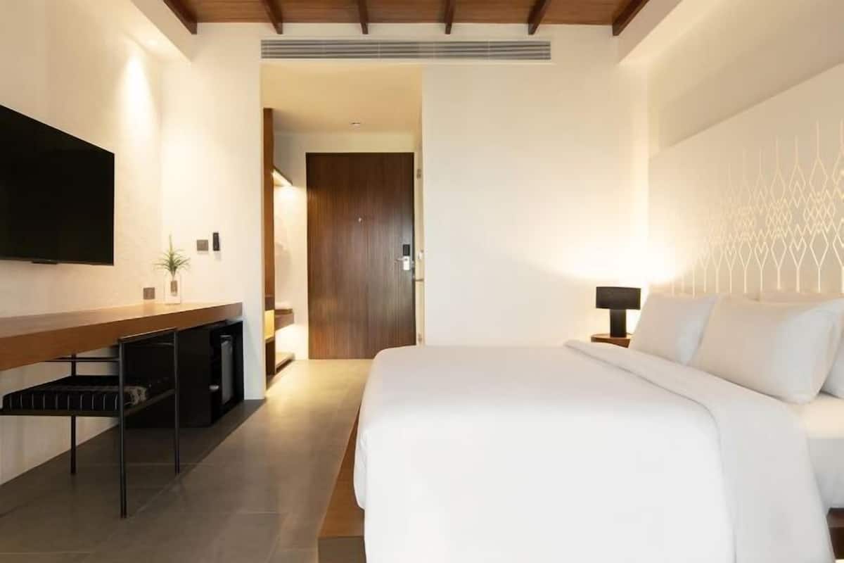 In-room safe, desk, soundproofing, free WiFi