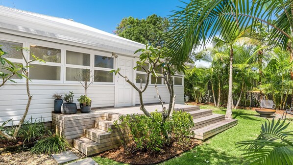 Terrace/patio - La Playa Byron - Only moments to the vibrant Byron Bay town centre! (Byron Bay)