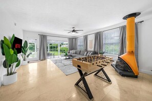Game room - New Luxury Oasis Pool, Movie Theatre, Fire Pit (Miami)
