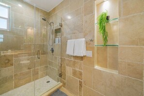 Ducha, secador de pelo, toallas, jabón