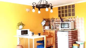 Refrigerador, microondas, parrilla de estufa y cafetera y tetera