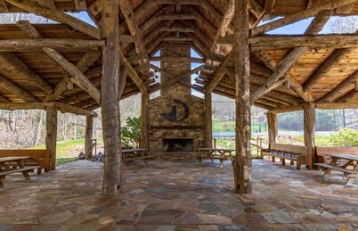 Spring Brook Mountain Retreat + Hot Tub +Sauna+ Fire Pit
