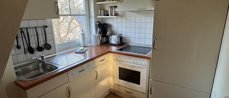 Køleskab, ovn, kogeplade, opvaskemaskine